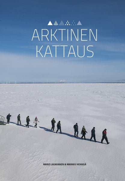 Load image into Gallery viewer, Arktinen kauttaus kirjan etukansi. Kirjoittajat Marjo Laukkanen & Markku Heikkilä. Kirjan kannessa on talvinen maisema, jään yläpuolelta kuvattuna. Jään päällä kävelee jonossa 10 henkilöä.