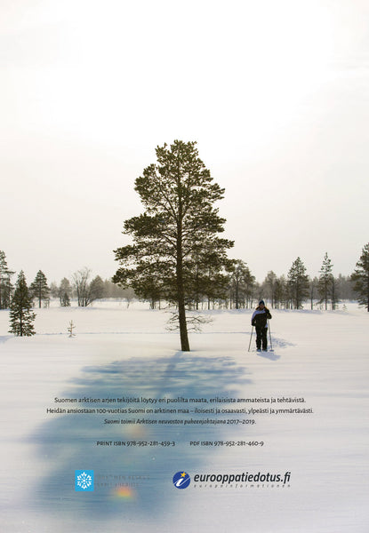 Lataa kuva Galleria-katseluun, Arktinen kattaus, kirjan takakansi. Mies kävelee lumikengillä talvisessa metsämaisemassa.