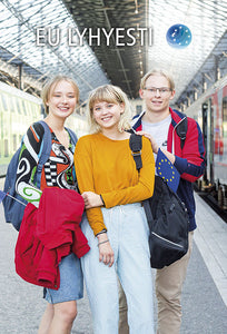 Tuotekuva EU lyhyesti -kirjan etukansi: kolme vaaleaa nuorta junalaiturilla käsissään pienet EU-liput.