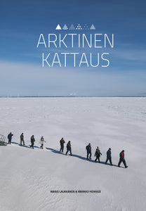 Produktbild Arktinen kauttaus kirjan etukansi. Kirjoittajat Marjo Laukkanen & Markku Heikkilä. Kirjan kannessa on talvinen maisema, jään yläpuolelta kuvattuna. Jään päällä kävelee jonossa 10 henkilöä.